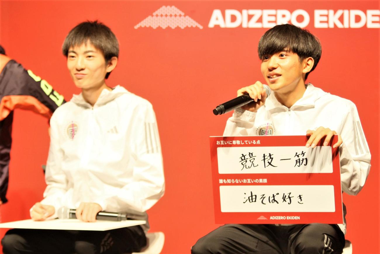 アディダスの新商品イベントに登場した国学院大・平林（左）と上原（撮影・藤塚大輔）