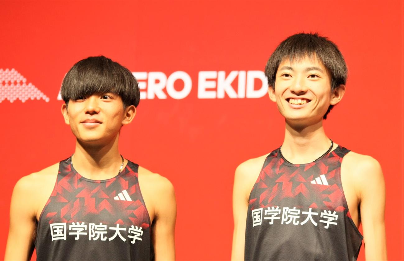 アディダスの新商品イベントに登場した国学院大・上原（左）と平林（撮影・藤塚大輔）