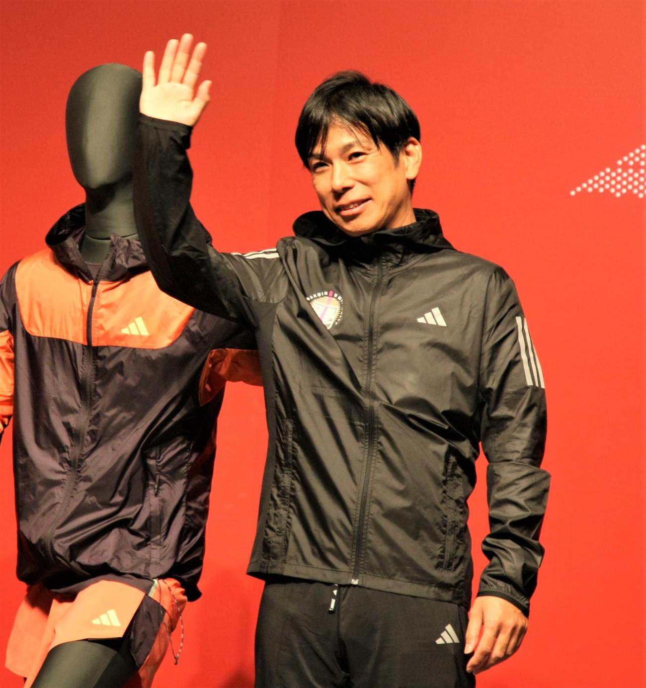 アディダスの新商品イベントに登場した国学院大・前田康弘監督（撮影・藤塚大輔）