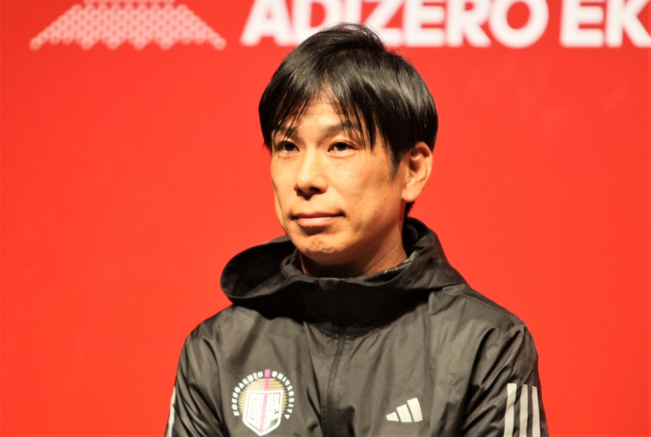 アディダスの新商品イベントに登場した国学院大・前田康弘監督（撮影・藤塚大輔）