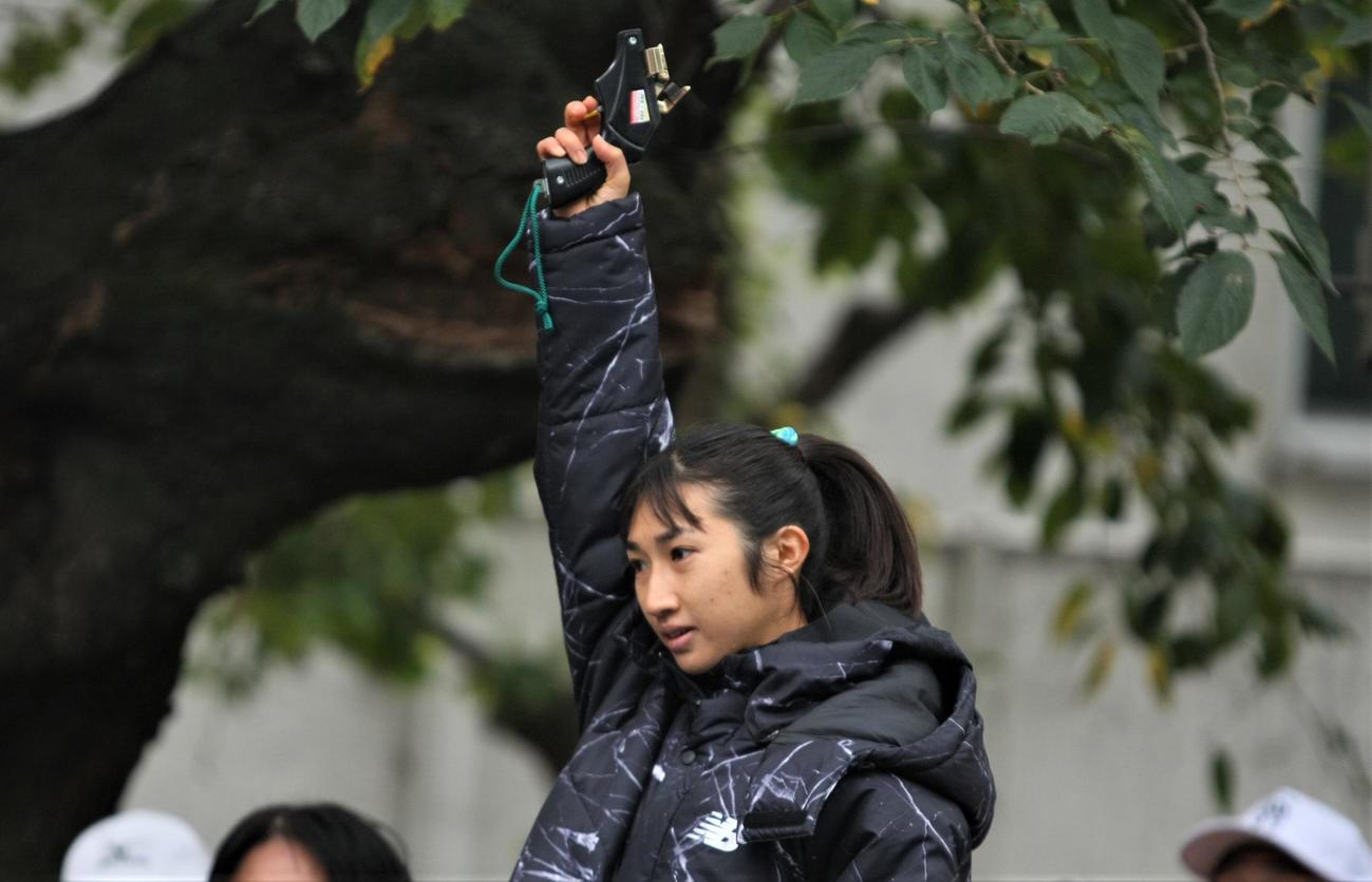 都内で行われた北渋マイルでスターターを務める陸上女子中長距離の田中（撮影・藤塚大輔）