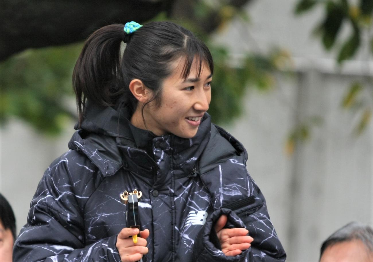 都内で行われた北渋マイルでスターターを務める陸上女子中長距離の田中（撮影・藤塚大輔）
