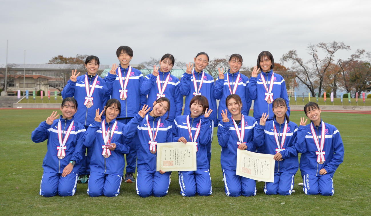 3位で表彰台に立ったアンカー石井（前列中央）ら福島県代表は「3」ポーズ