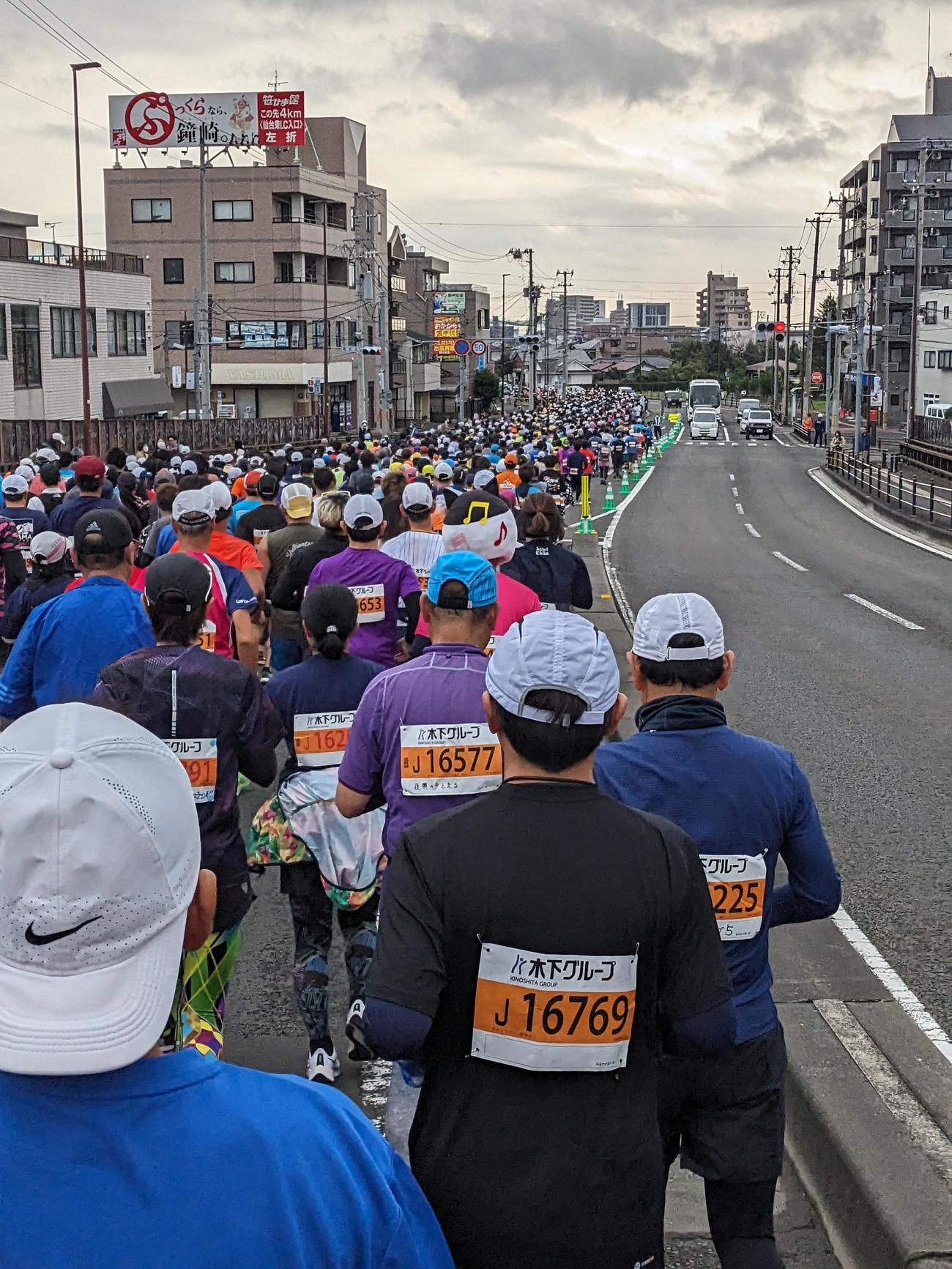 3キロ地点、約1万1000人のランナーがひしめく