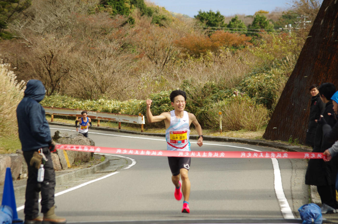 激坂最速王決定戦2023登りの部で優勝し、ガッツポーズでゴールする国士舘大の山本雷我