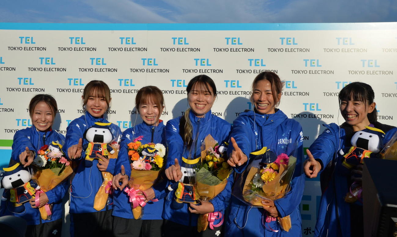 優勝し、笑顔でポーズを決める積水化学の選手たち（撮影・濱本神威）