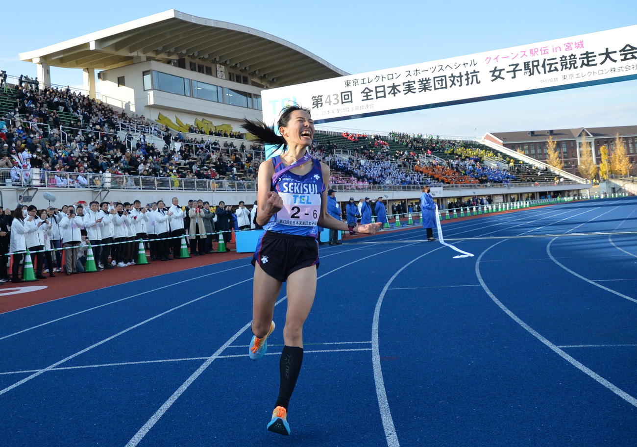 優勝し、喜びを爆発させる積水化学のアンカー森（撮影・濱本神威）