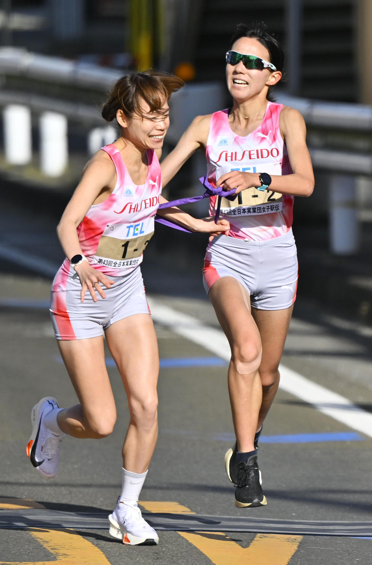 資生堂の3区・一山麻緒（左）にたすきをつなぐ2区・井手彩乃（代表撮影）