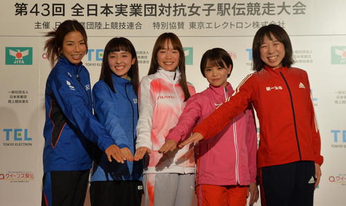 クイーンズ駅伝に向け意気込む、左から新谷、細田、一山、加世田、鈴木