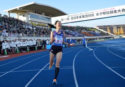 優勝し、喜びを爆発させる積水化学のアンカー森（撮影・濱本神威）