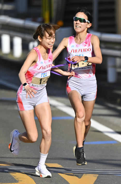 資生堂の3区・一山麻緒（左）にたすきをつなぐ2区・井手彩乃（代表撮影）
