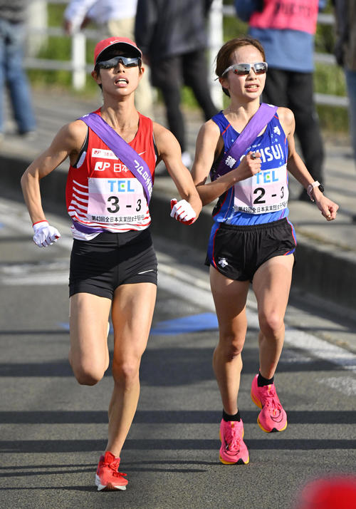 3区で競り合う積水化学の佐藤早也伽（右）と日本郵政グループの広中璃梨佳（代表撮影）
