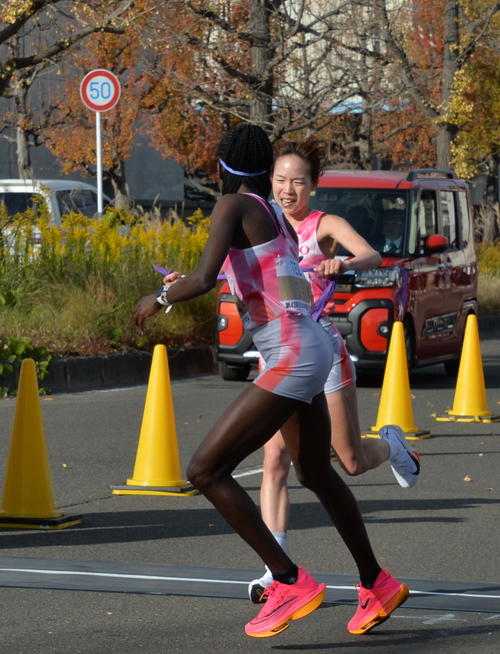3区・一山（右）は1位でタスキを受け取ったが、まさかの7位転落（撮影・濱本神威）