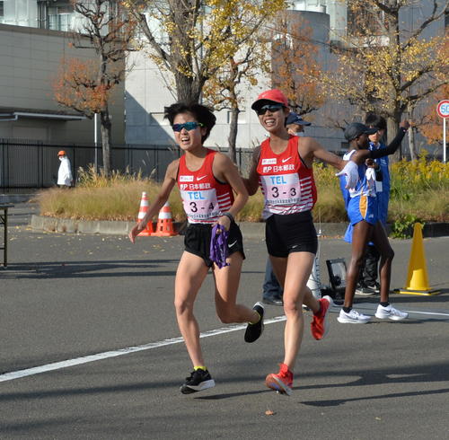 3区・広中（右）は笑顔で小坂井にタスキリレー（撮影・濱本神威）