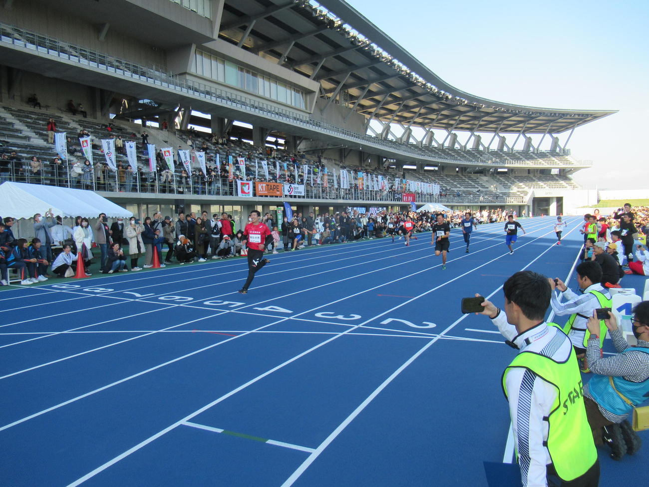桐生祥秀は地元の滋賀・彦根で50メートルに特化したイベント「Sprint 50 Challenge」を開催した。先頭でゴールする桐生（撮影・益田一弘）