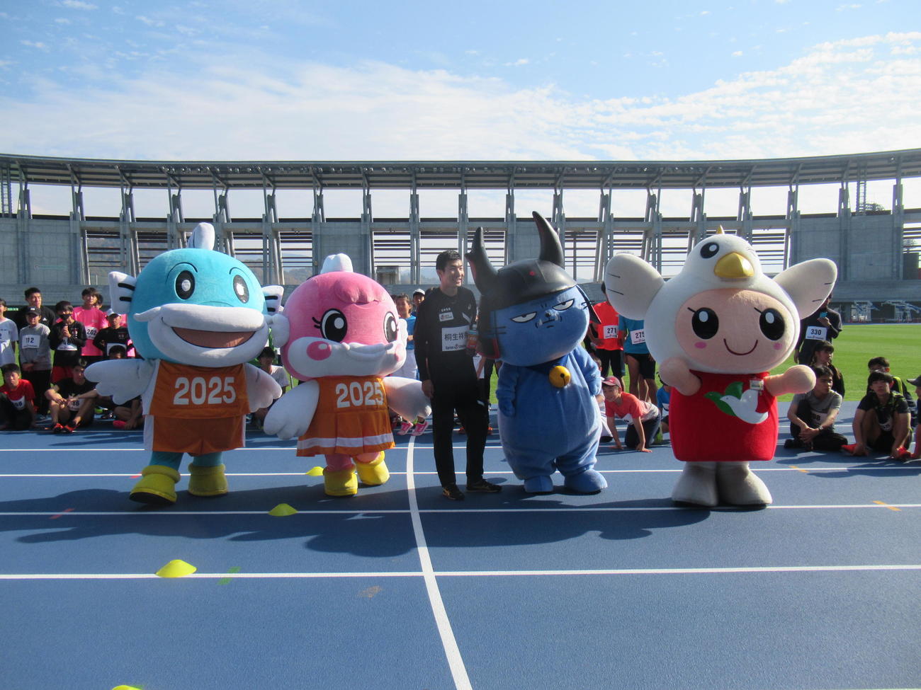 桐生祥秀は地元の滋賀・彦根でイベントを開始。右から、平和堂のキャラクター「はとっぴー」、彦根市の「わるにゃんこ将軍」、桐生、「滋賀国スポ」のチャッフィー、キャッチー（撮影・益田一弘）