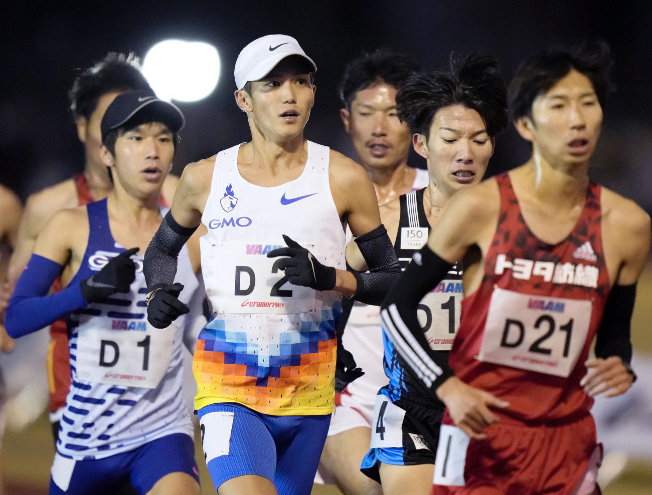 男子1万 メートル で力走する大迫傑（手前左）＝八王子市上柚木公園陸上競技場（共同）