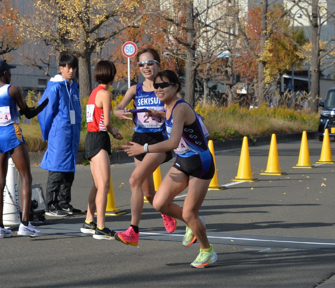 積水化学が1位でタスキリレー（撮影・濱本神威）