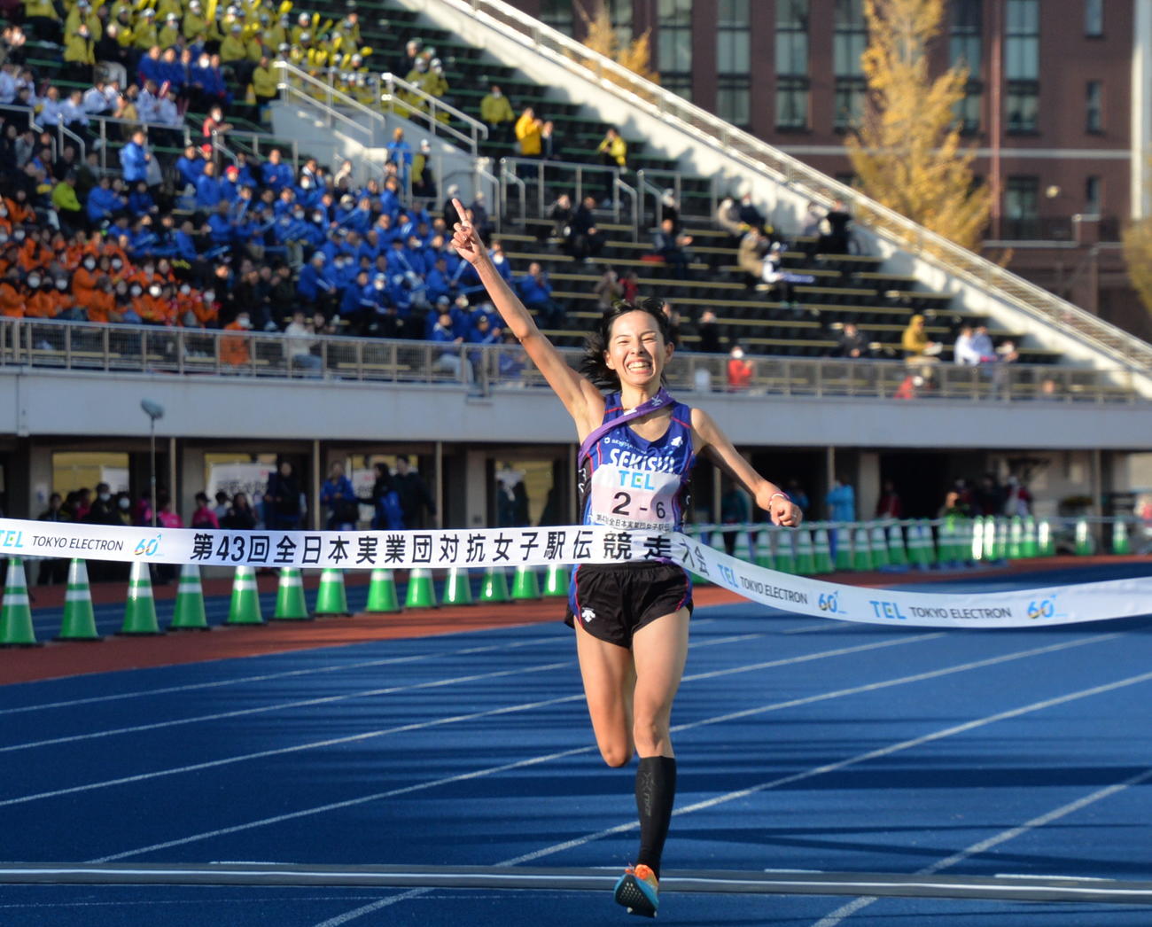 優勝し、人さし指を立ててゴールテープを切る積水化学のアンカー森（撮影・濱本神威）