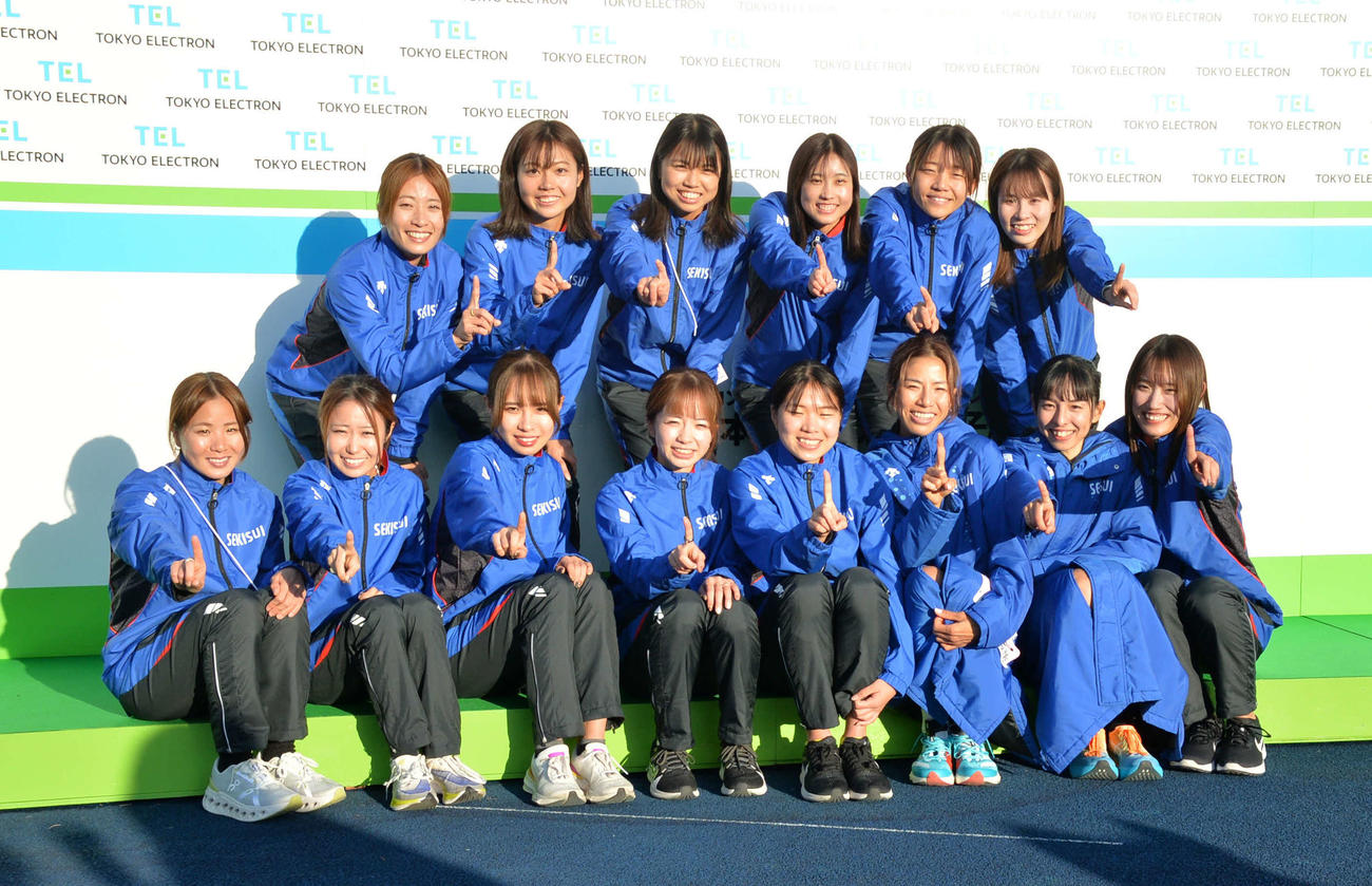 ナンバーワンポーズで記念撮影する積水化学の選手たち（撮影・濱本神威）