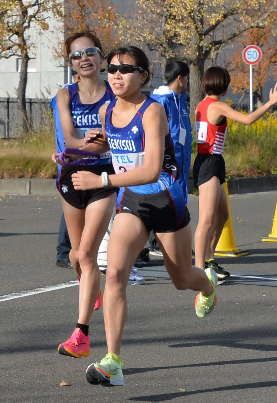 3区佐藤（左）がトップで4区佐々木にタスキをつなぐ（撮影・濱本神威）