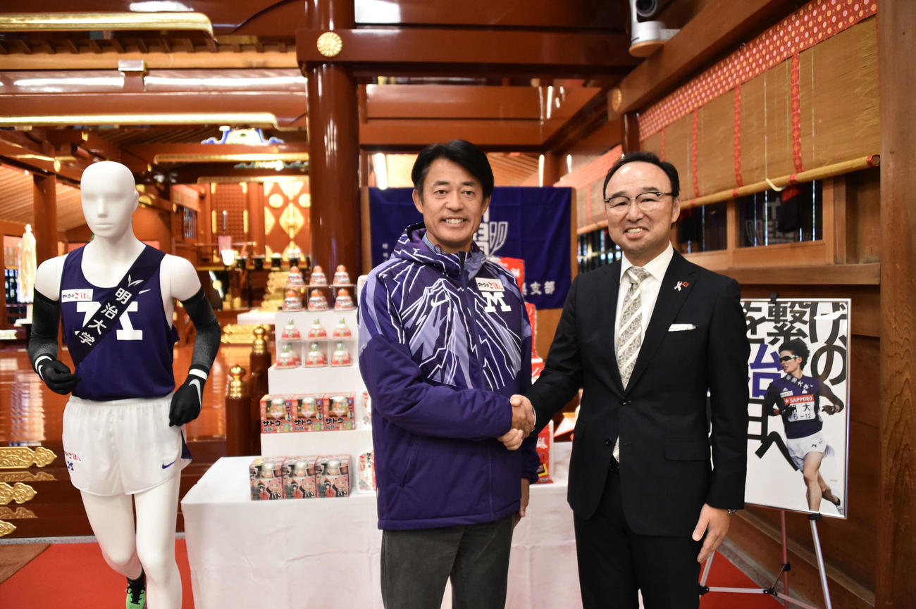 佐藤社長（右）の激励に健闘を誓う山本監督