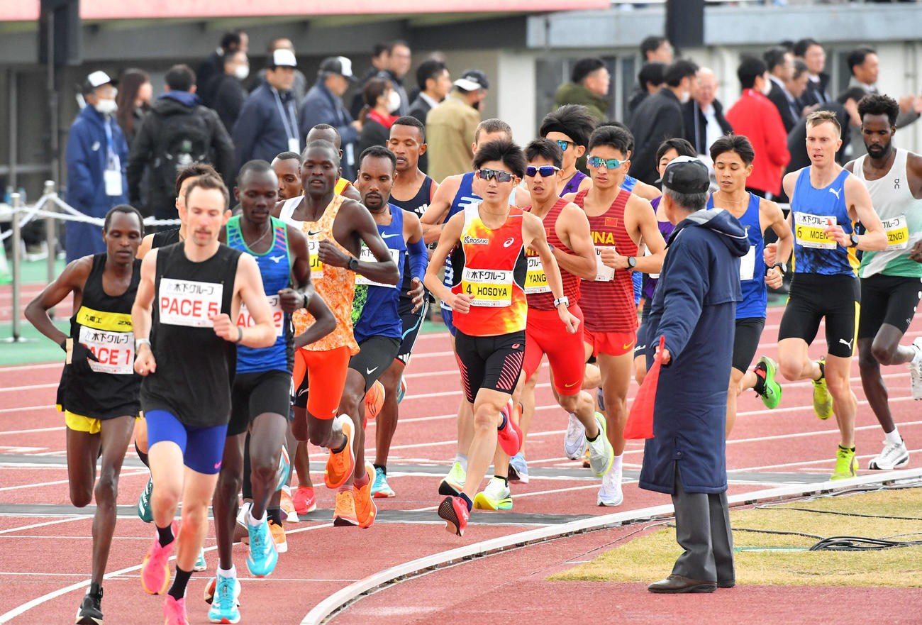 トラックの2周目を走る細谷恭平（中央）ら選手たち（撮影・岩下翔太）