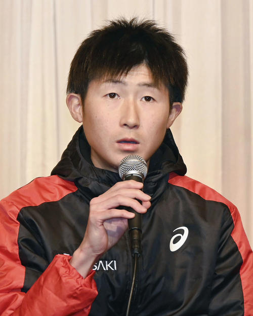 福岡国際マラソン2023を前に記者会見する細谷恭平（共同）