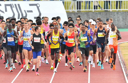 スタートをきる細谷恭平（中央）ら選手たち（撮影・岩下翔太）