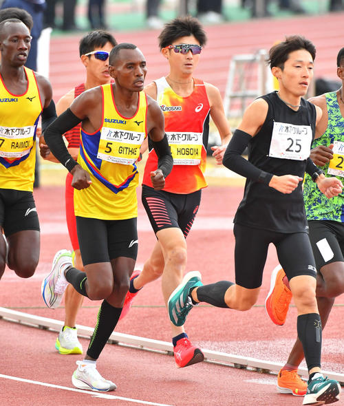トラックの3周目を走る細谷恭平（中央）ら選手たち（撮影・岩下翔太）