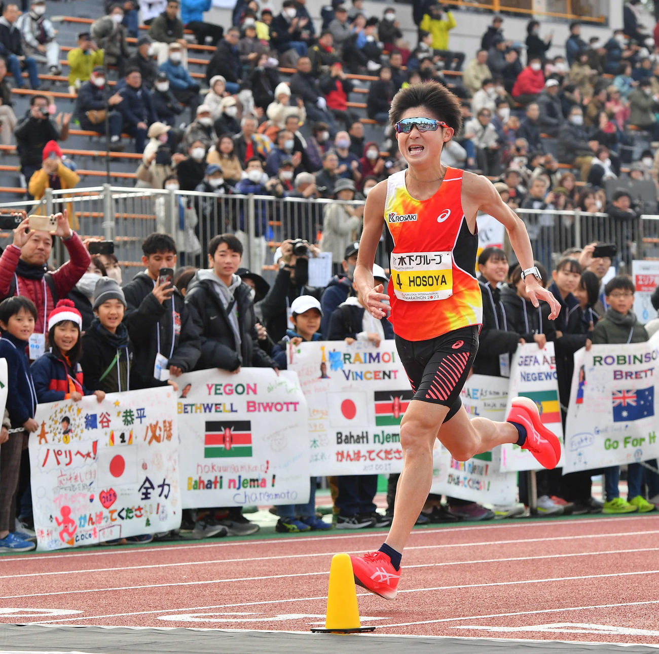 応援旗を背に、懸命に最後のトラック一周をする細谷恭平（撮影・岩下翔太）