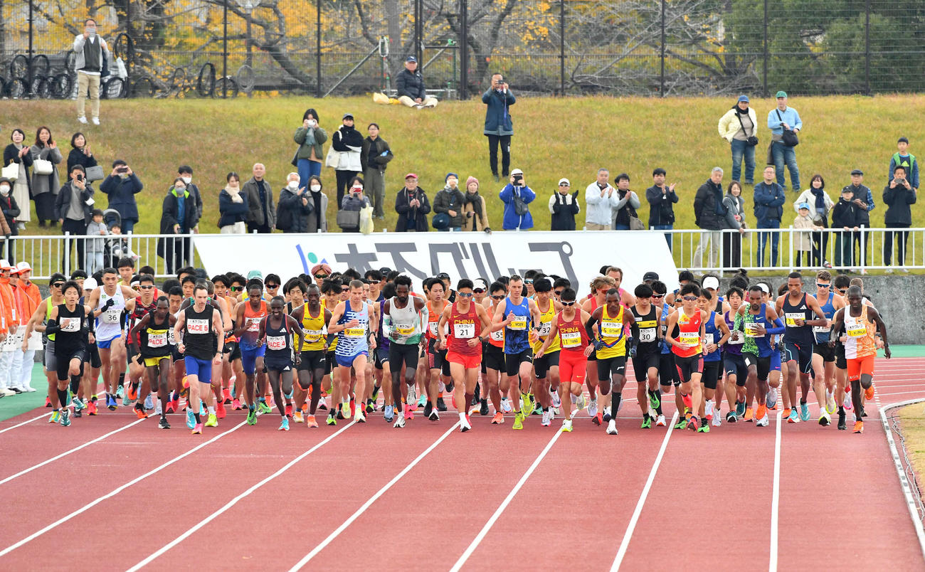 福岡国際マラソン　スタートをきる選手たち（撮影・岩下翔太）