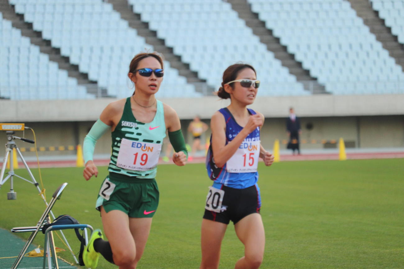 女子5000メートルに出場した山本有真（左）と信櫻空（右）（撮影・竹本穂乃加）
