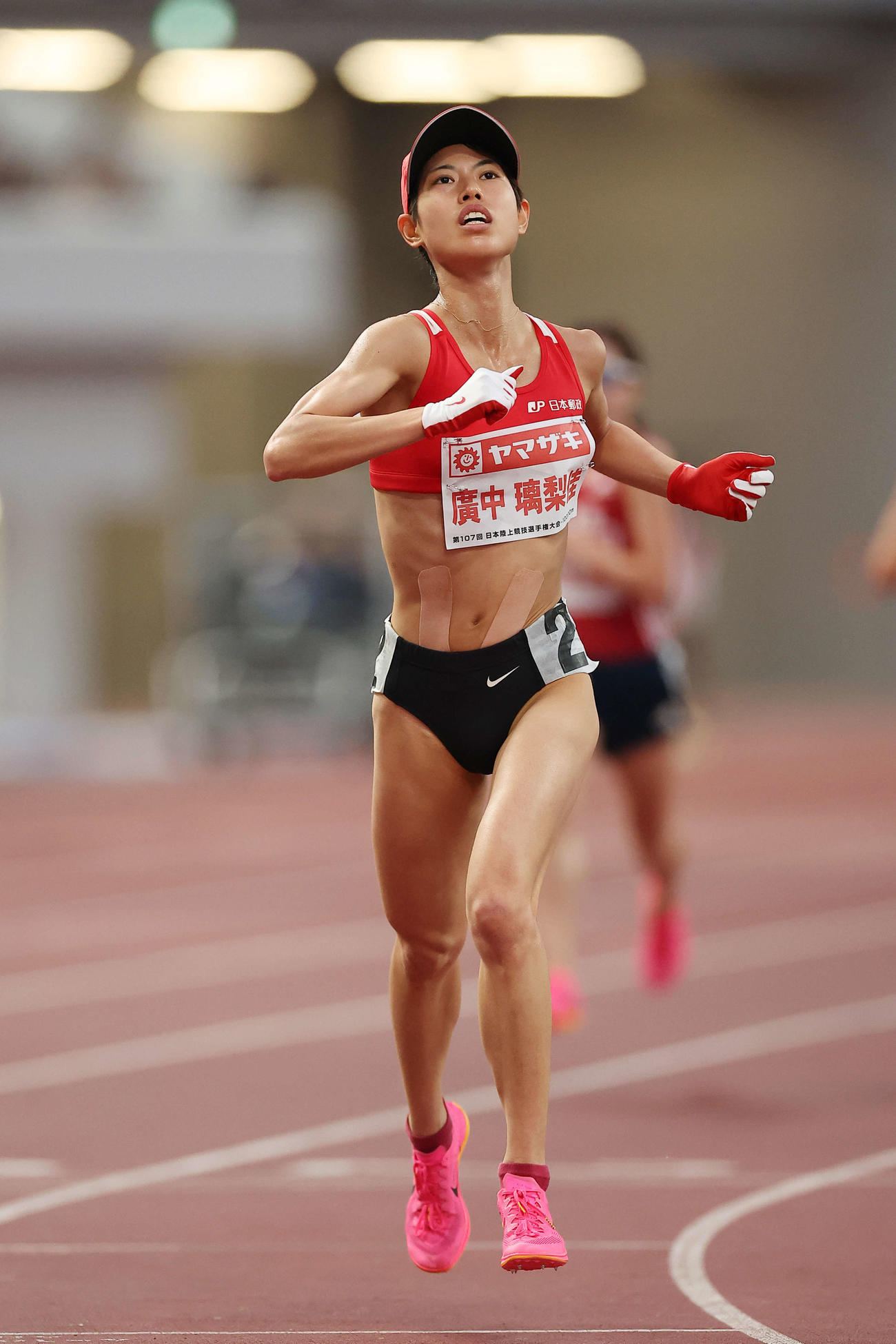 女子1万メートル　1着でフィニッシュする広中（撮影・河田真司）