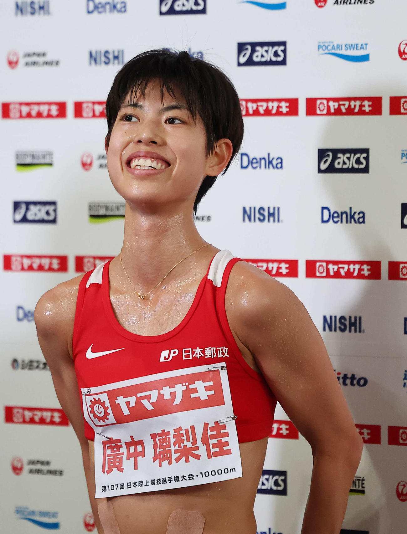 女子1万メートル　レースを終え笑顔でインタビューに答える広中（撮影・河田真司）