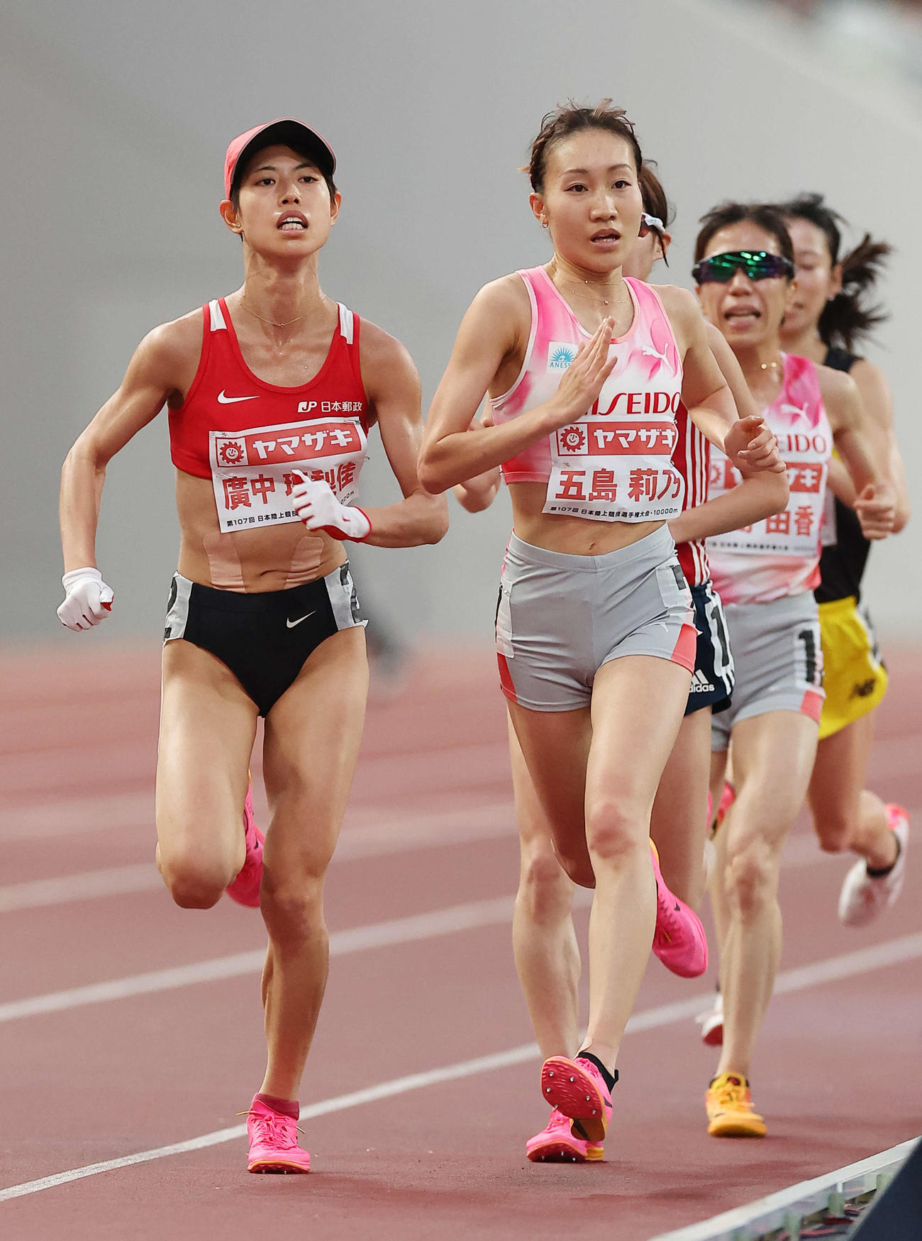 女子1万メートル　並走する広中（左）と五島（撮影・河田真司）