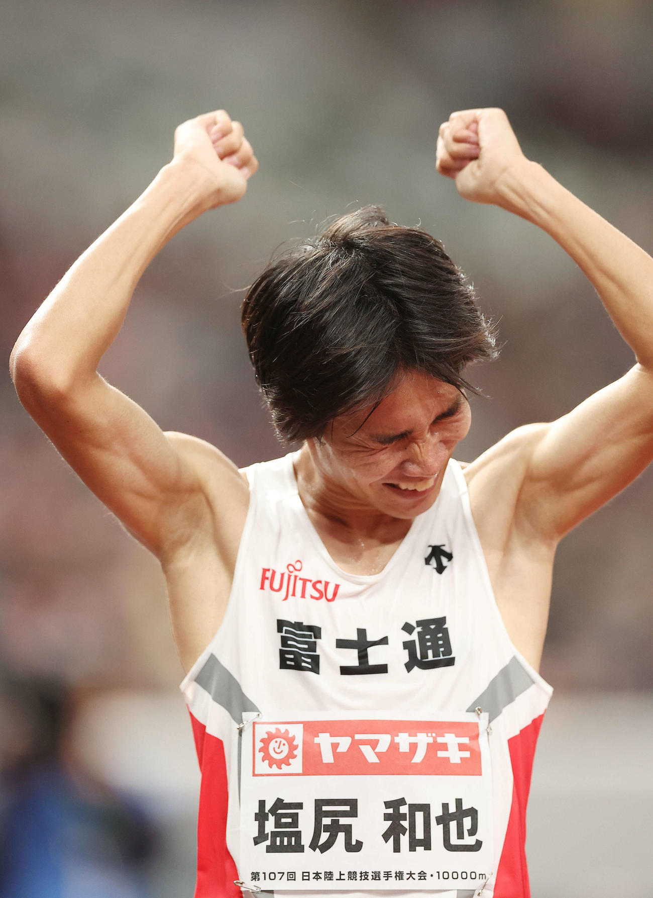 男子1万メートル　27分9秒80の日本新記録でフィニッシュしガッツポーズする塩尻（撮影・河田真司）