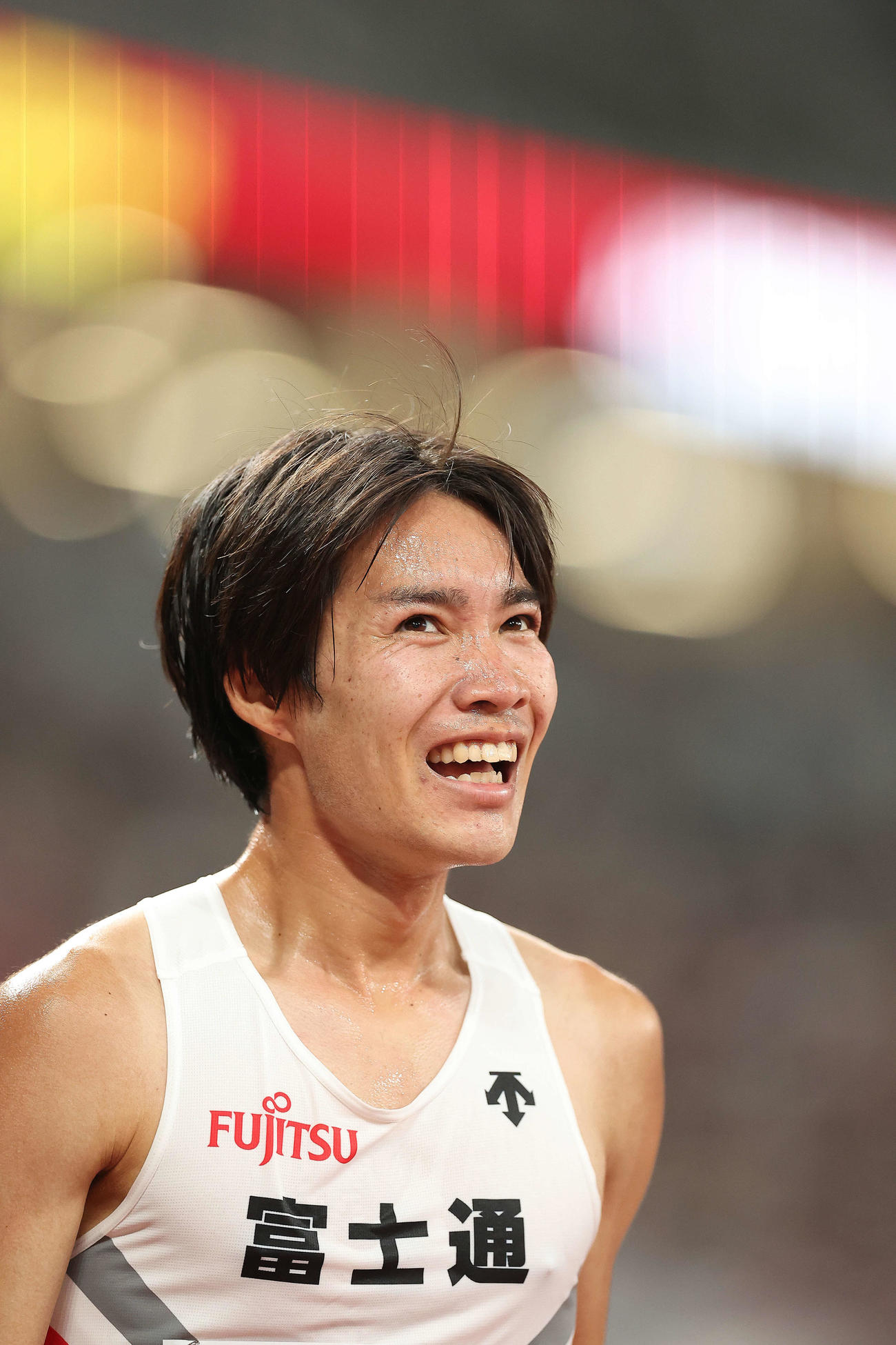 男子1万メートル　27分9秒80の日本新記録でフィニッシュし笑顔を見せる塩尻（撮影・河田真司）