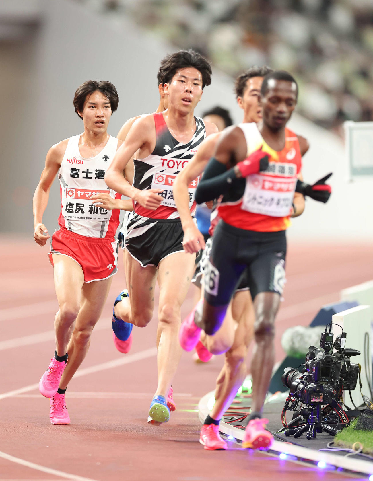 男子1万メートル　男子1万メートル　集団を走る塩尻（左）（撮影・河田真司）
