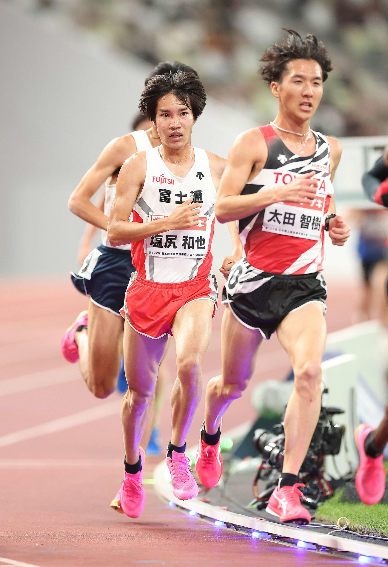 男子1万メートル　力走する塩尻（左）（撮影・河田真司）