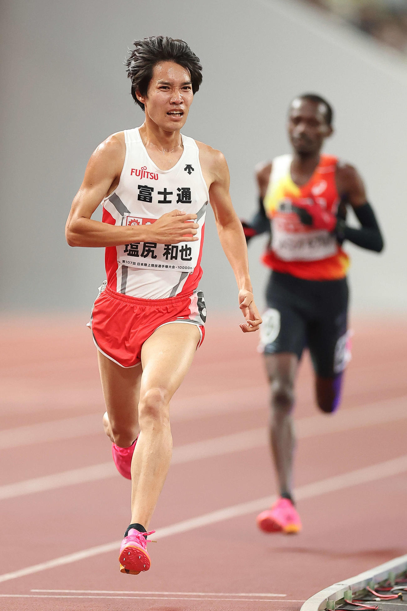 男子1万メートル　力走する塩尻（撮影・河田真司）