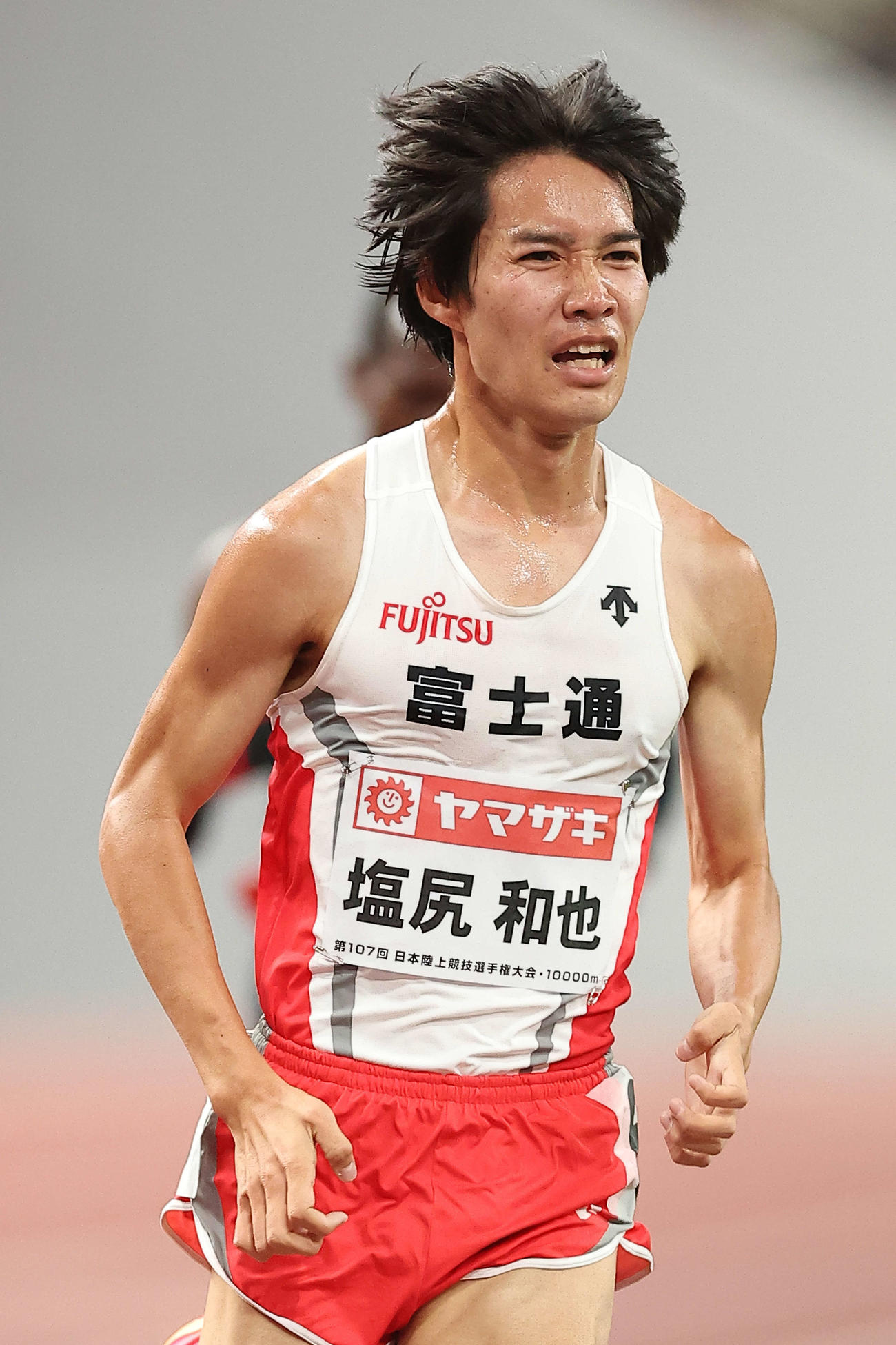 男子1万メートル　力走する塩尻（撮影・河田真司）