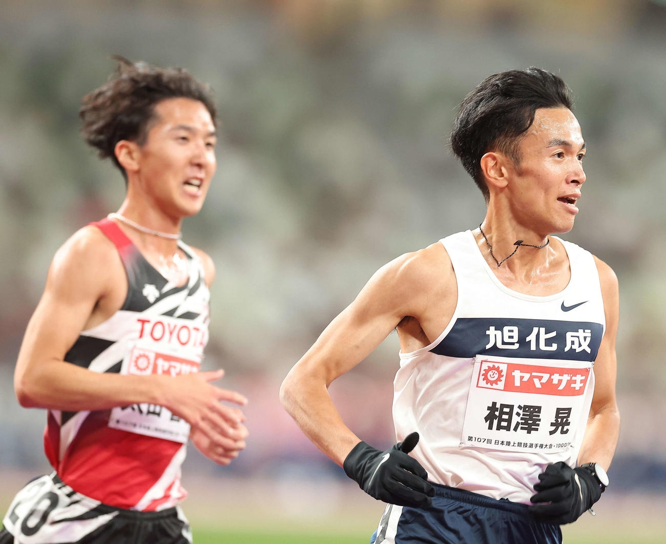 男子1万メートル　力走する相沢（右）と太田智（撮影・河田真司）