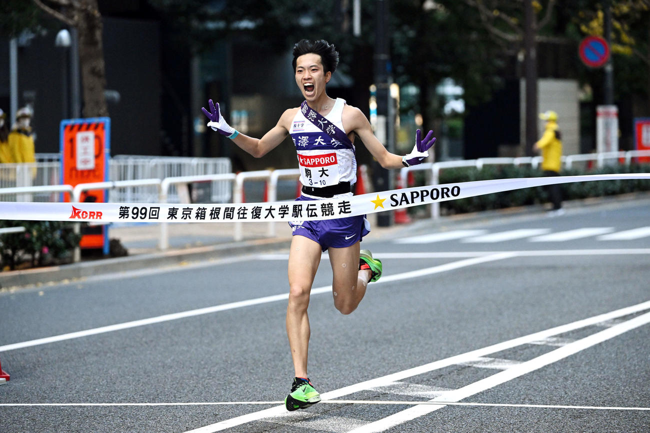 大学駅伝「3冠」のポーズでゴールする駒大10区青柿（2023年1月3日撮影）