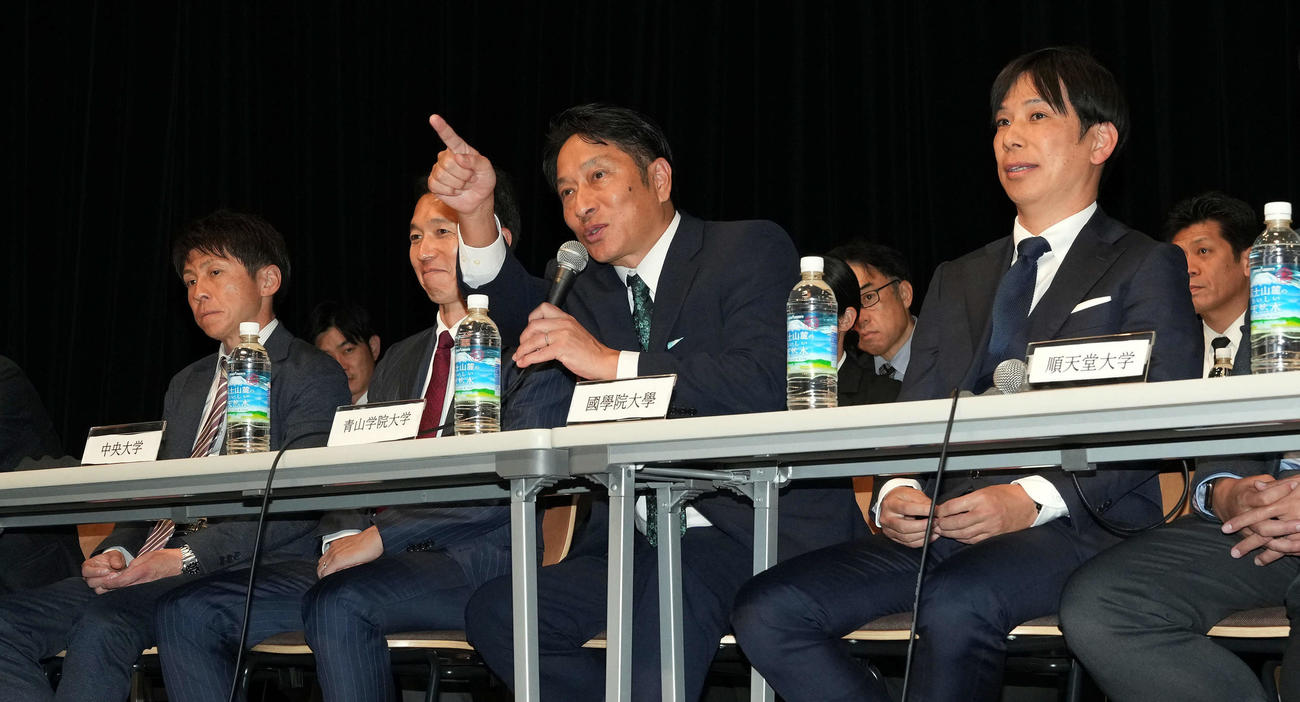 「負けてたまるか大作戦」で優勝を狙うことを発表した青学大・原監督（中央）。左から駒大・藤田監督、中大・藤原監督、1人おいて国学院大・前田監督（撮影・たえ見朱実）
