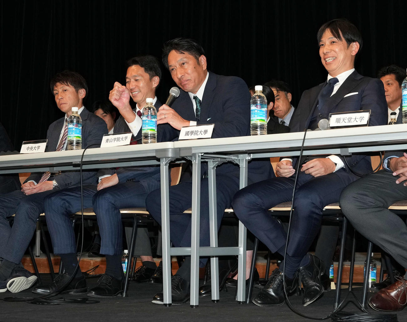「負けてたまるか大作戦」で優勝を狙うことを発表した青学大・原監督（中央）。左から駒大・藤田監督、中大・藤原監督、1人おいて国学院大・前田監督（撮影・たえ見朱実）