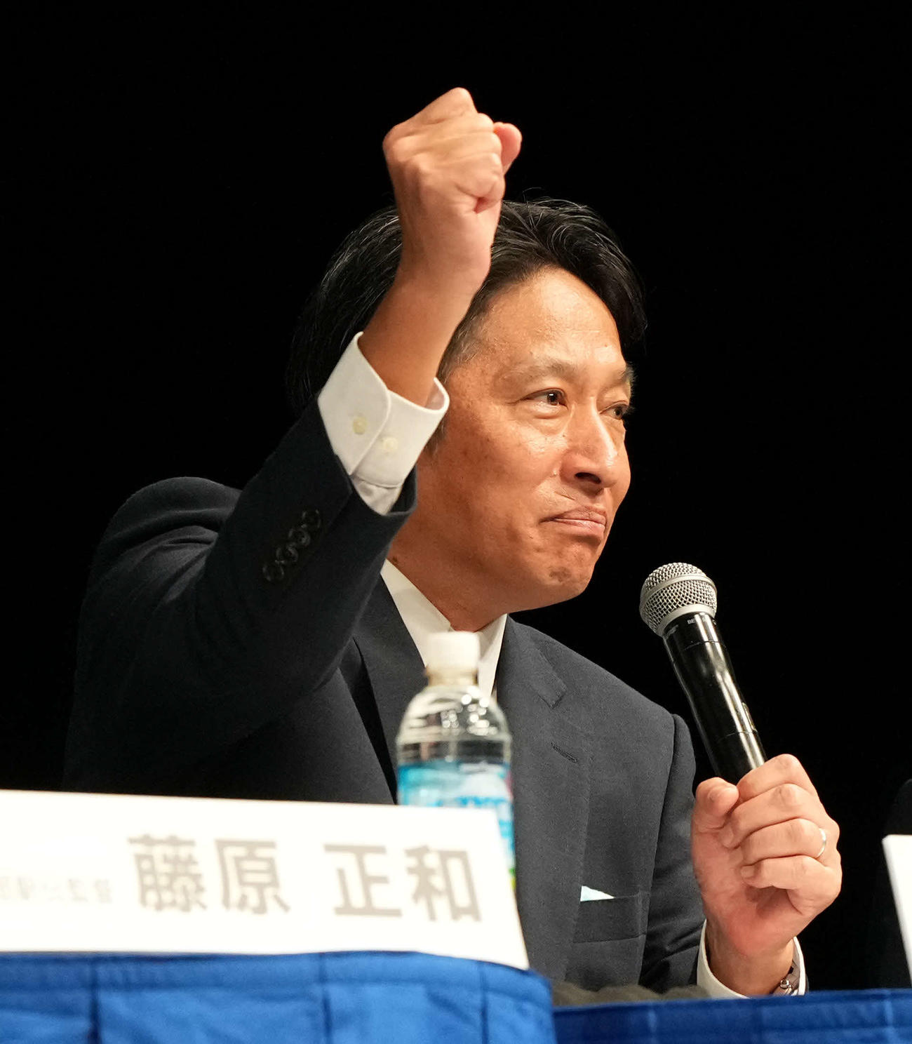 トークバトルで気合の入った表情を見せる青学大・原監督（撮影・たえ見朱実）