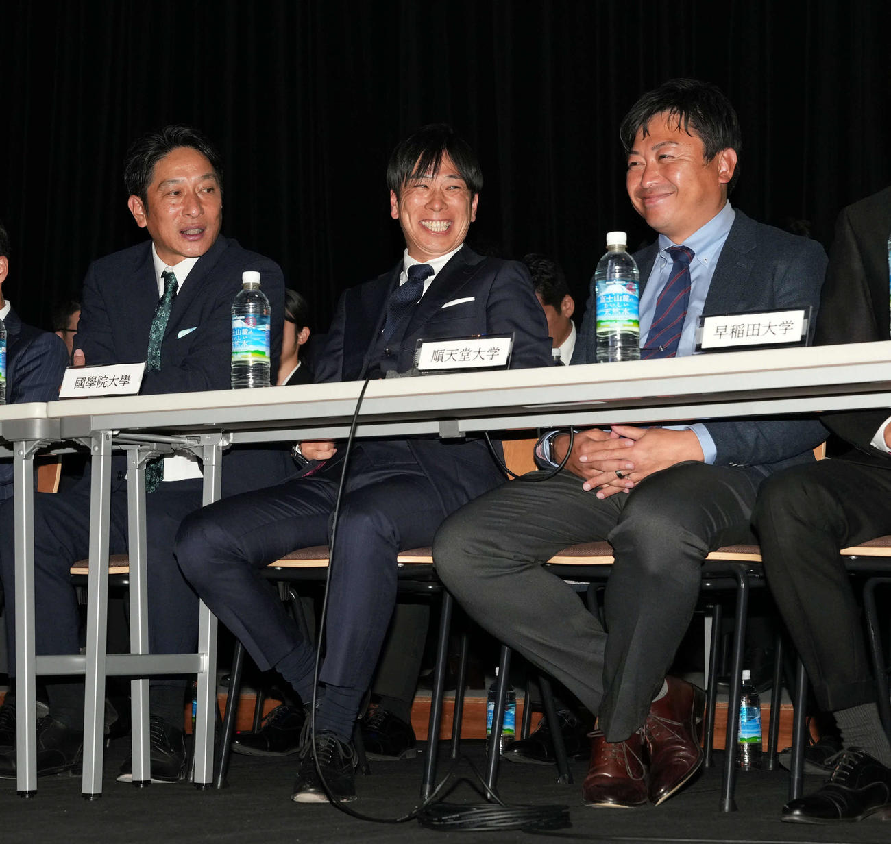 会見を前に笑顔を見せる、左から青学大・原晋監、国学院大・前田監督、順天堂大・長門監督（撮影・たえ見朱実）