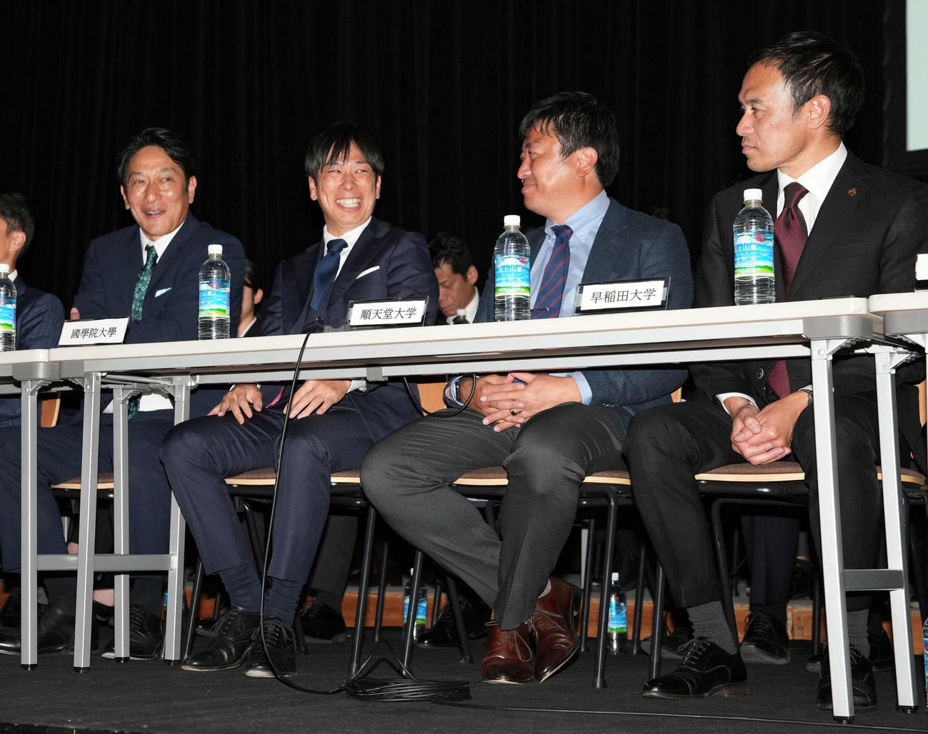 会見を前に笑顔を見せる、左から青学大・原監督、国学院大・前田監督、順天堂大・長門監督、早大・花田監督（撮影・たえ見朱実）