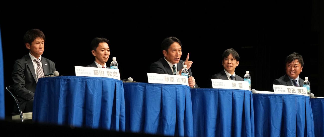 トークバトルで会場を盛り上げる青学大・原監督（中央）。左から駒大・藤田監督、中大・藤原監督、1人おいて国学院大・前田監督、順天堂大・長門監督（撮影・たえ見朱実）